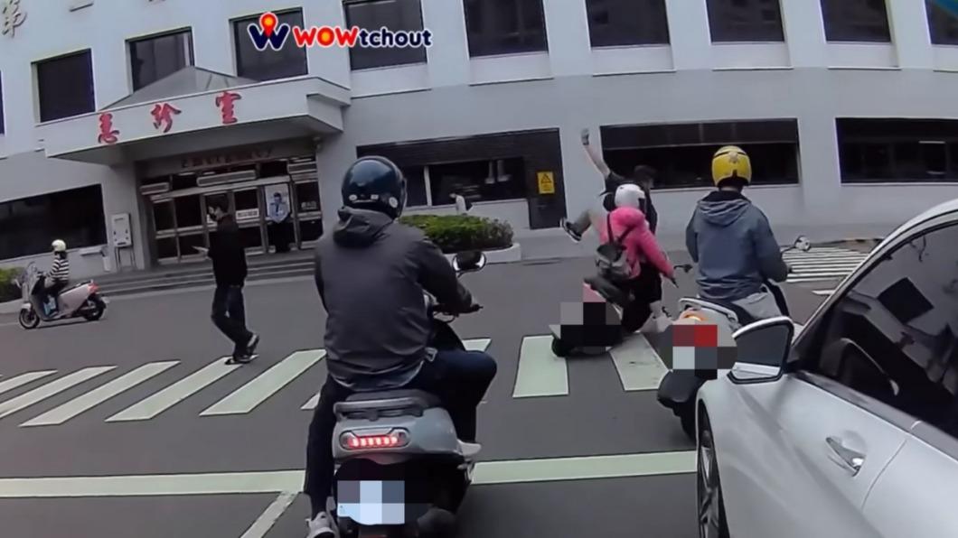 送你進急診！行人在醫院外遭三寶撞飛　網痛罵：六千不冤枉