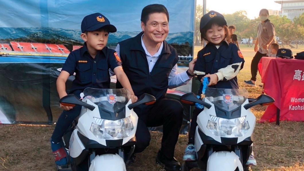 超萌!左營小警察玩變裝 闖關答題拿獎品、宣導反毒反詐