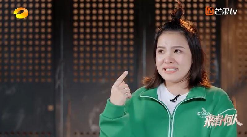 謝依霖談及媽媽,罕見在鏡頭前落淚。(圖/翻攝自《思想聚焦》微博)