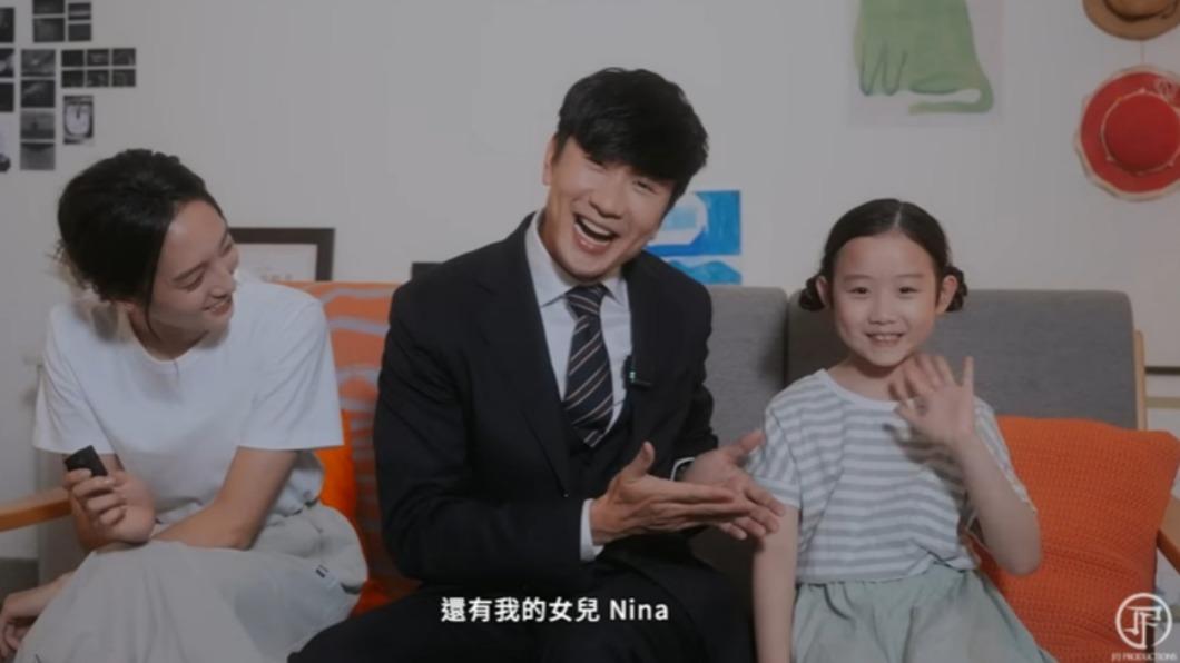 林俊傑介紹劇中的老婆和女兒。(圖/翻攝自林俊傑YouTube)