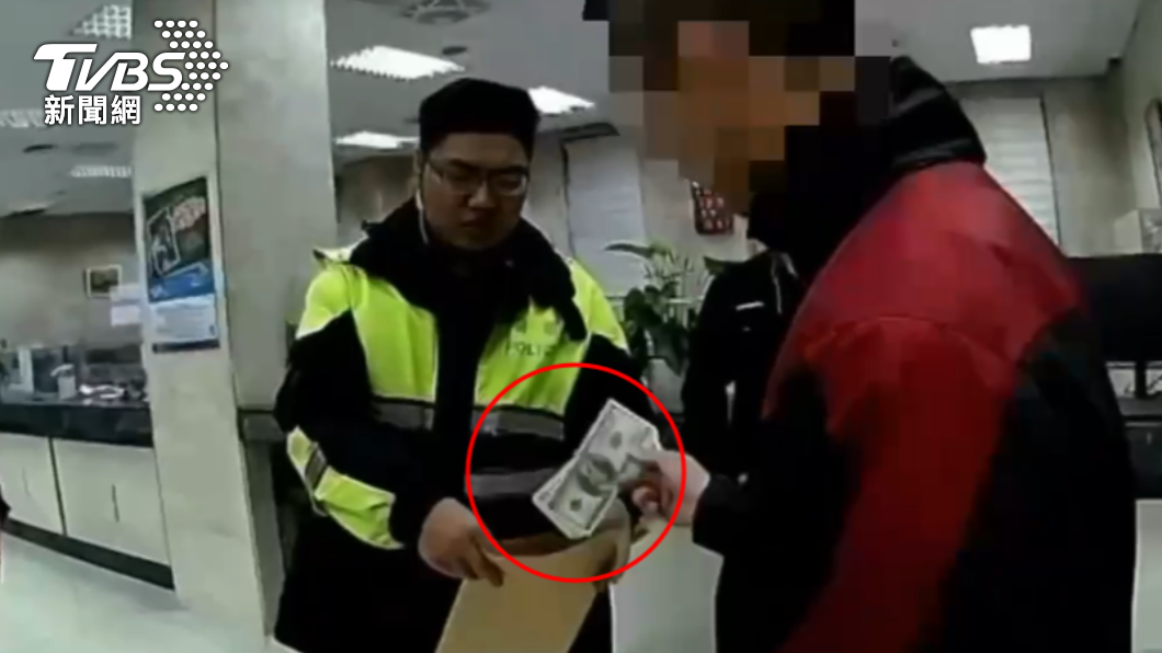 撿到美金紅包好開心?北市男銀行換鈔被驗出「整疊假鈔」