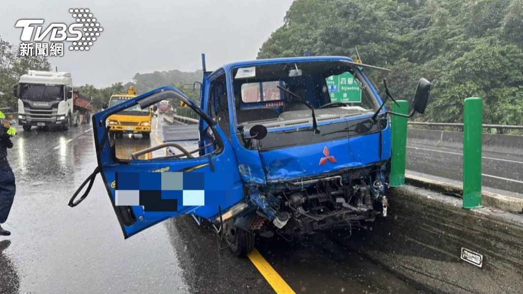 台62線貨車失控自撞護欄 駕駛「拋飛車外」撞分隔島