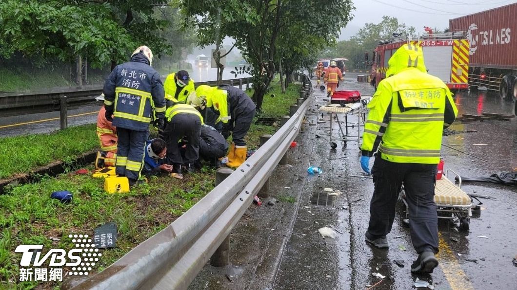 天雨路滑撞護欄 駕駛「拋出車外」