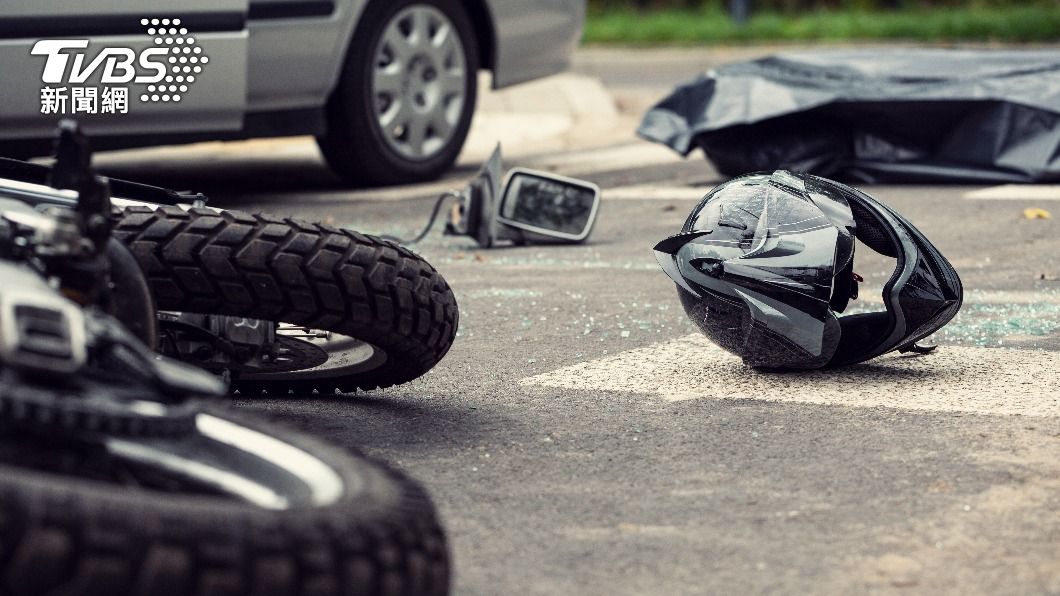 楊男母親見車禍發生,趕緊下車跪下致歉。(示意圖,非當事人/shutterstock達志影像)