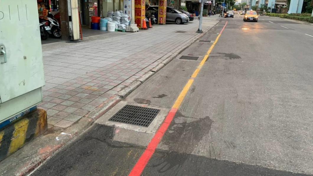 板橋民生路三段273號前紅線調整為黃線。（圖／新北市交通局提供）