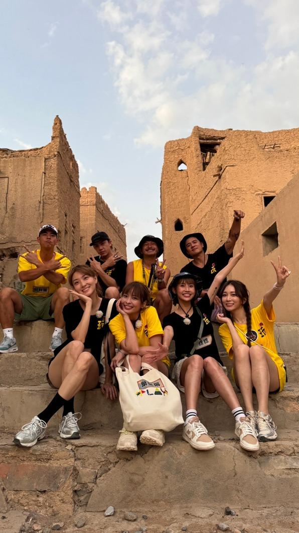 大家在古城前合影。(圖/好看娛樂提供)