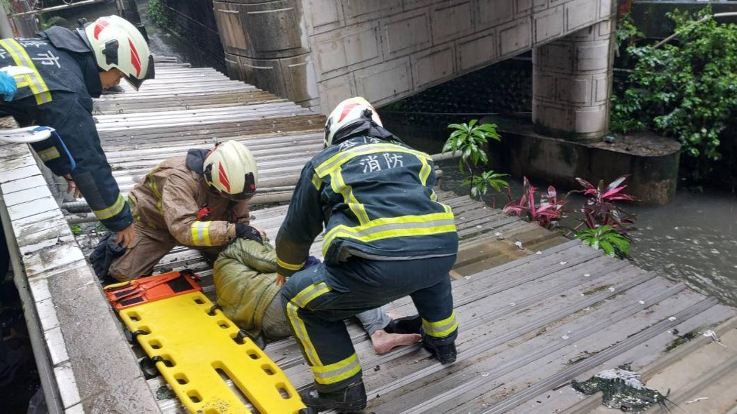 「救命遮雨棚」!男子4樓墜落到1樓遮雨棚 保住一命