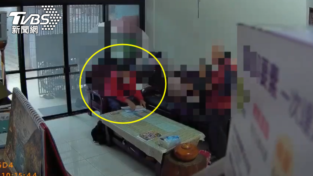 便衣員警埋伏在住處逮人。(圖/TVBS)