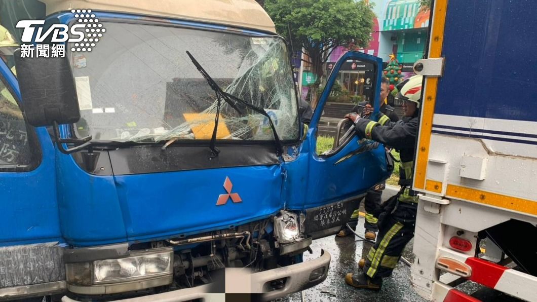 林口小貨車追撞前車!擋風玻璃爆裂、門變形 駕駛一度受困