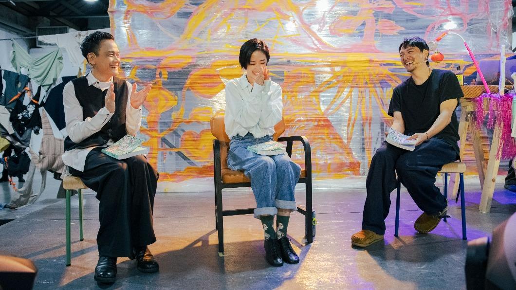  左起陳以文、桂綸鎂、張震，三人共讀格林童話故事《布萊梅樂隊》。（圖／騷耳有限公司提供）