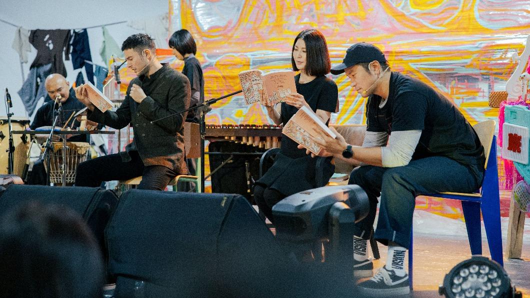 左起鳳小岳、許茹芸、張孝全，三人共讀格林童話故事《青蛙王子》。（圖／騷耳有限公司提供）