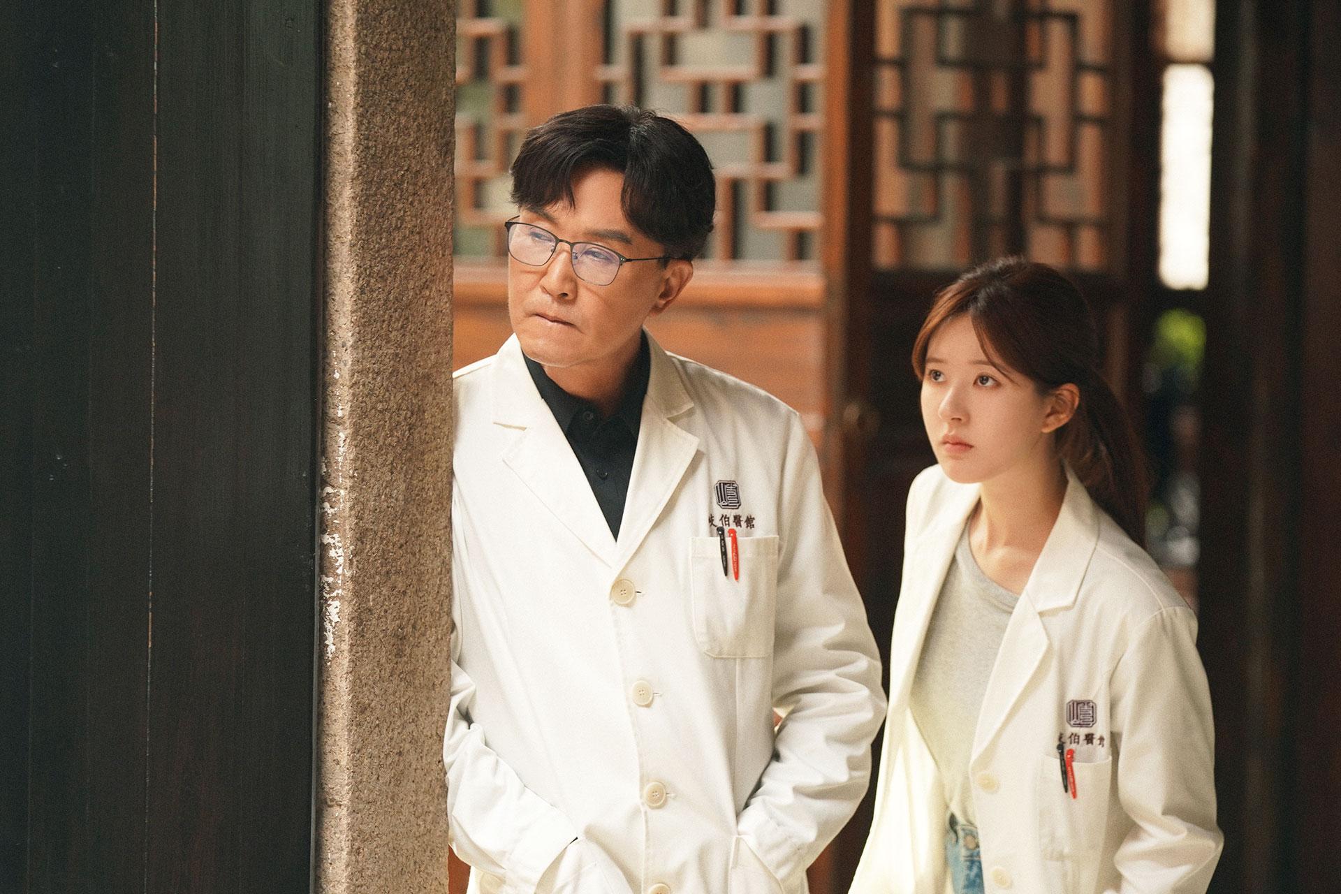 吳剛（左起）、趙露思共同主演的《後浪》被譽為中醫版《浪漫醫生金師傅》。（圖／中天娛樂台提供）