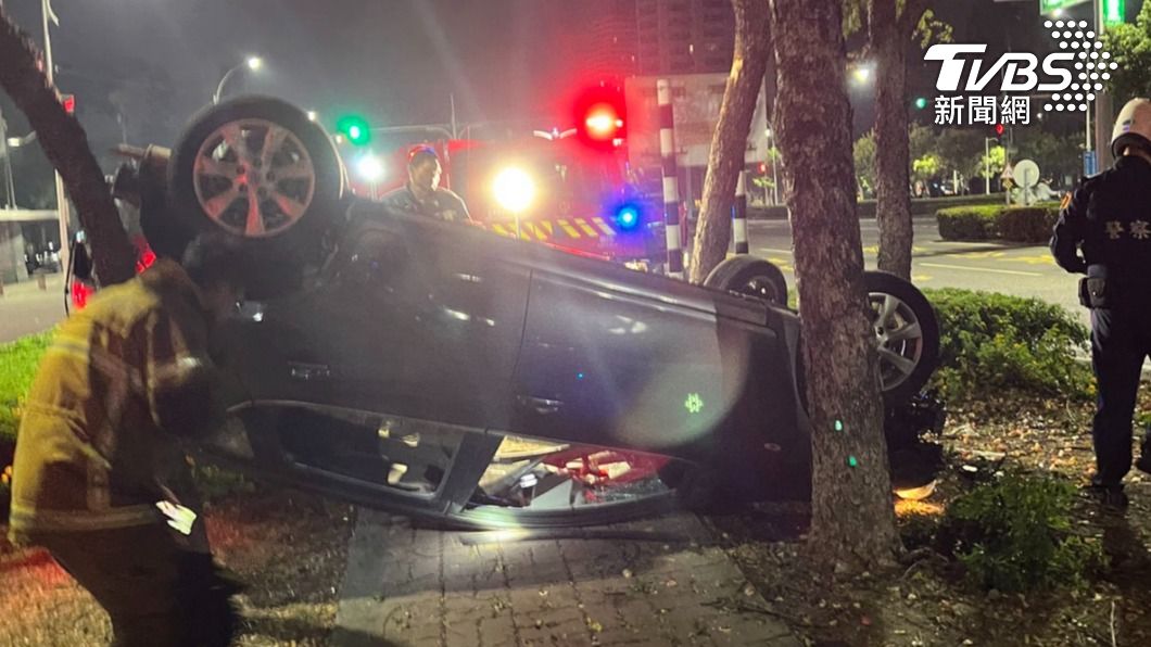 無照猴借朋友車出遊 高雄自撞分隔島「翻肚」完蛋了