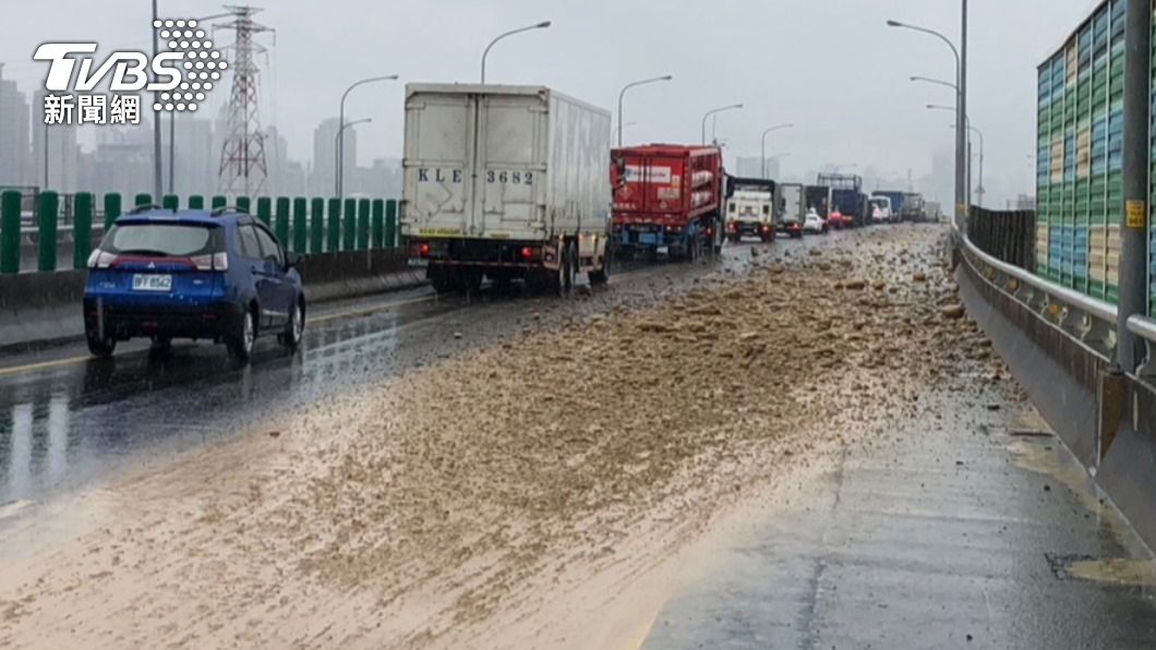台68線驚見砂石車拉肚子？沿路狂瀉泥砂多轎車遭殃釀事故