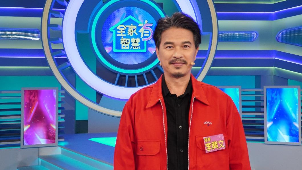 李興文早早就到攝影棚等待。（圖／公視台語台提供）