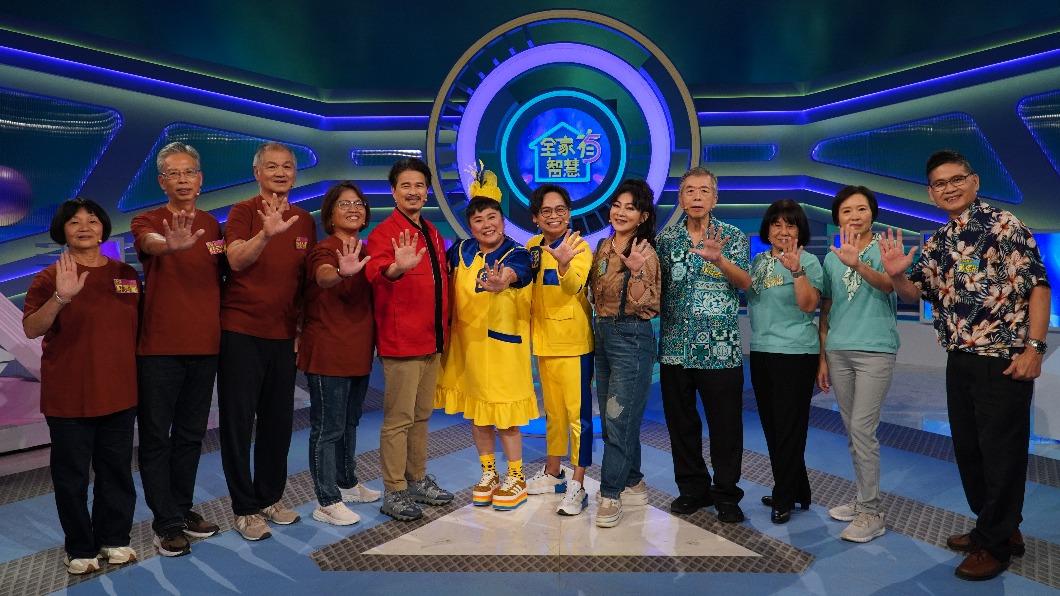 由林美秀（左6）和阿松（左7）主持的節目日前進棚錄影。（圖／公視台語台提供）