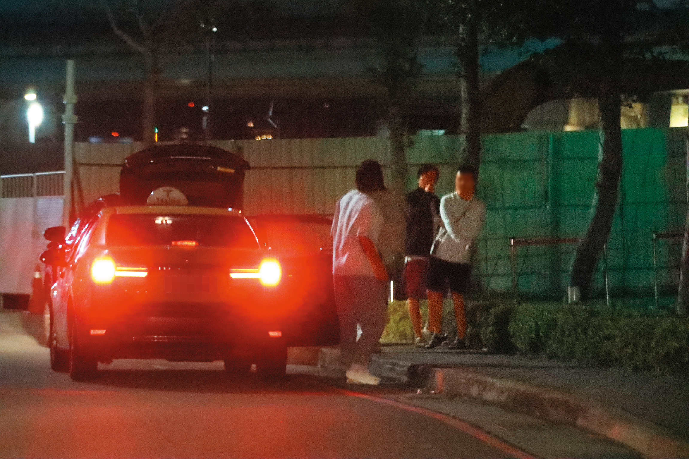 22:02,禾浩辰(左起)和吳品潔下車。