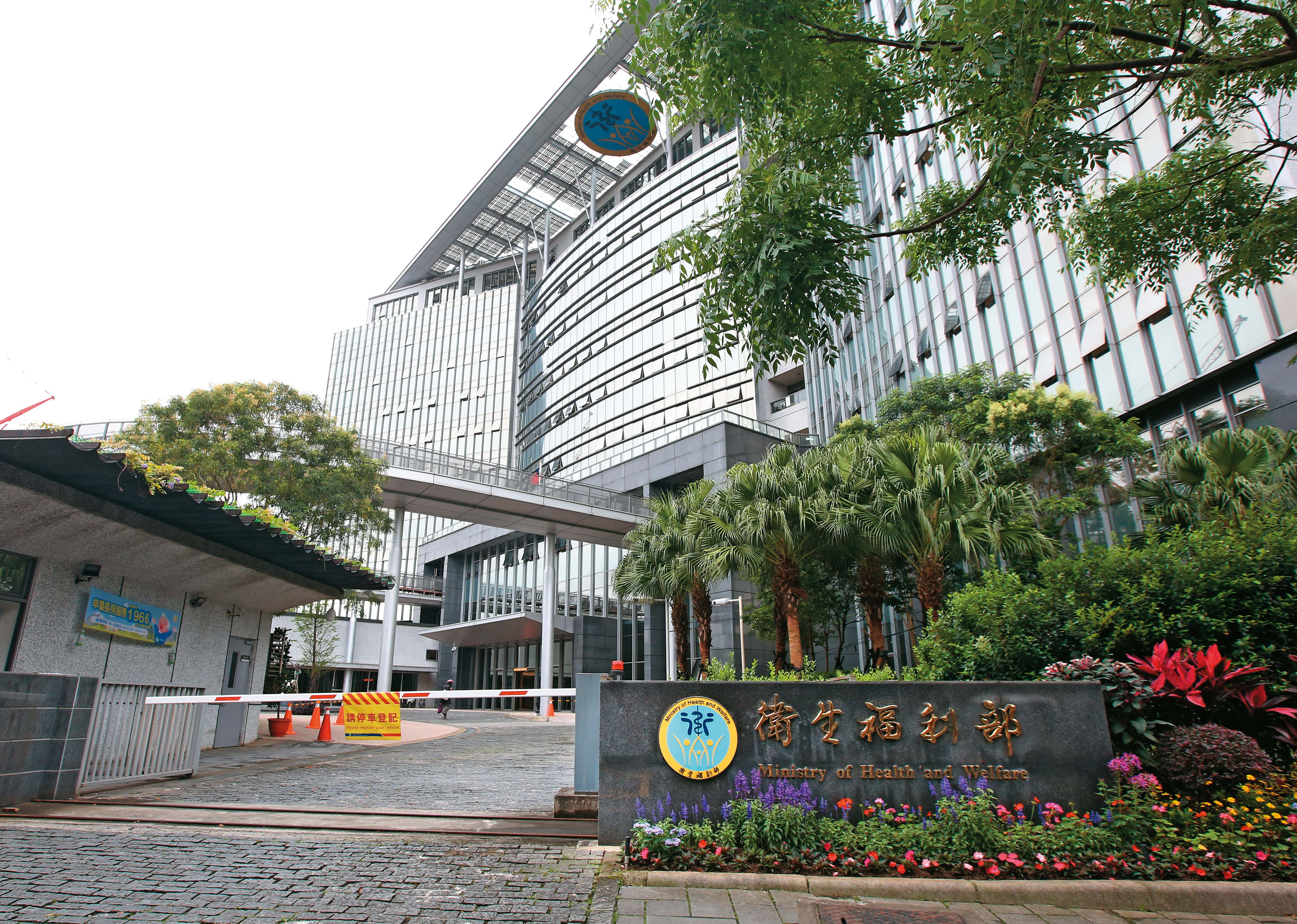 許朝程今年6月轉任衛福部祕書處長,在台北市南港的辦公室上班。(圖/鏡週刊)