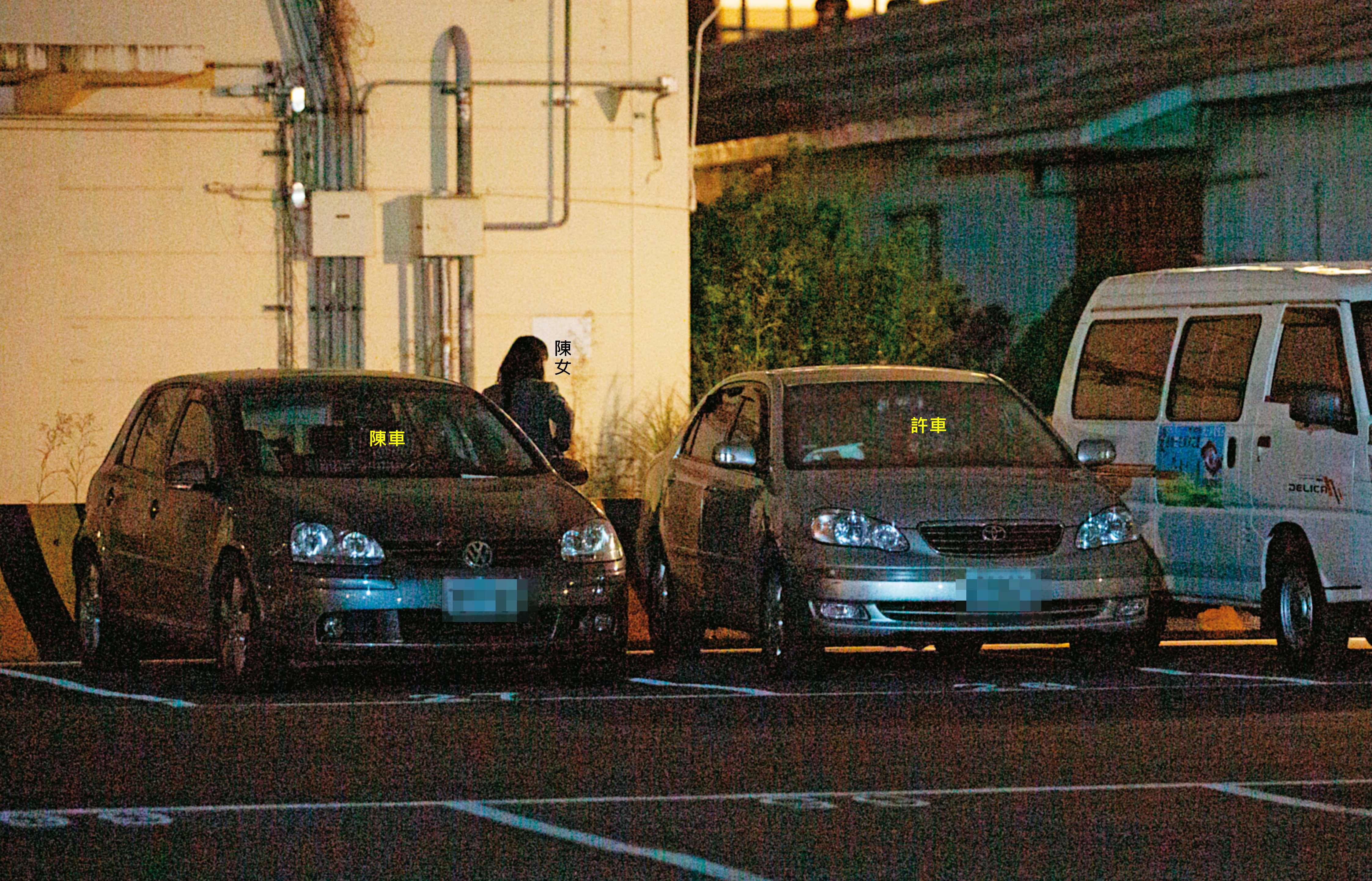 11/20 19:16，陳女開自己的車到停車場後，進入許朝程的車後座，許車的擋風玻璃已用大傘遮住。（圖／鏡週刊）