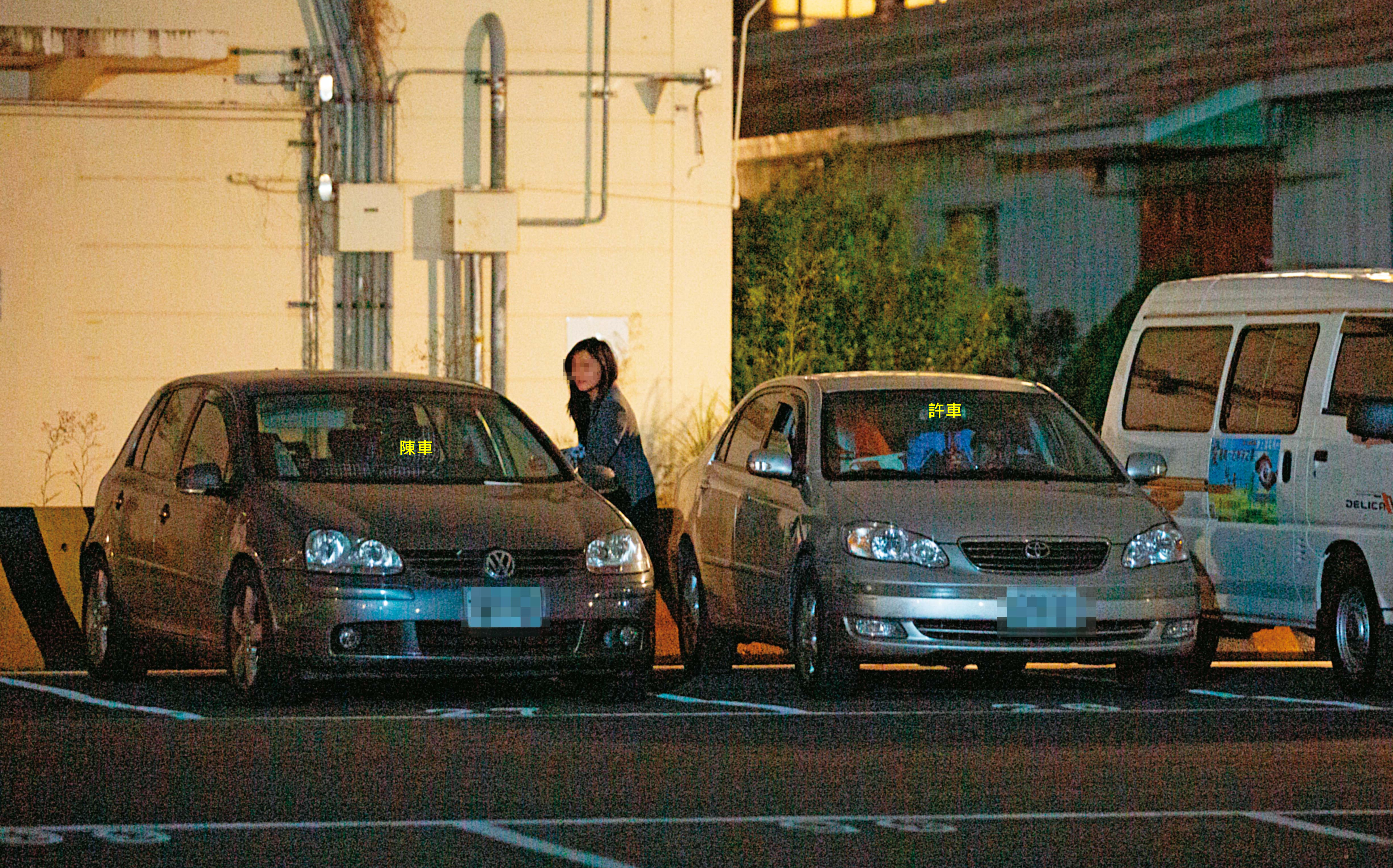 11/20 20:24，許朝程與陳女在車內幽會一個多小時後，許坐回駕駛座，陳則回到自己車上。（圖／鏡週刊）