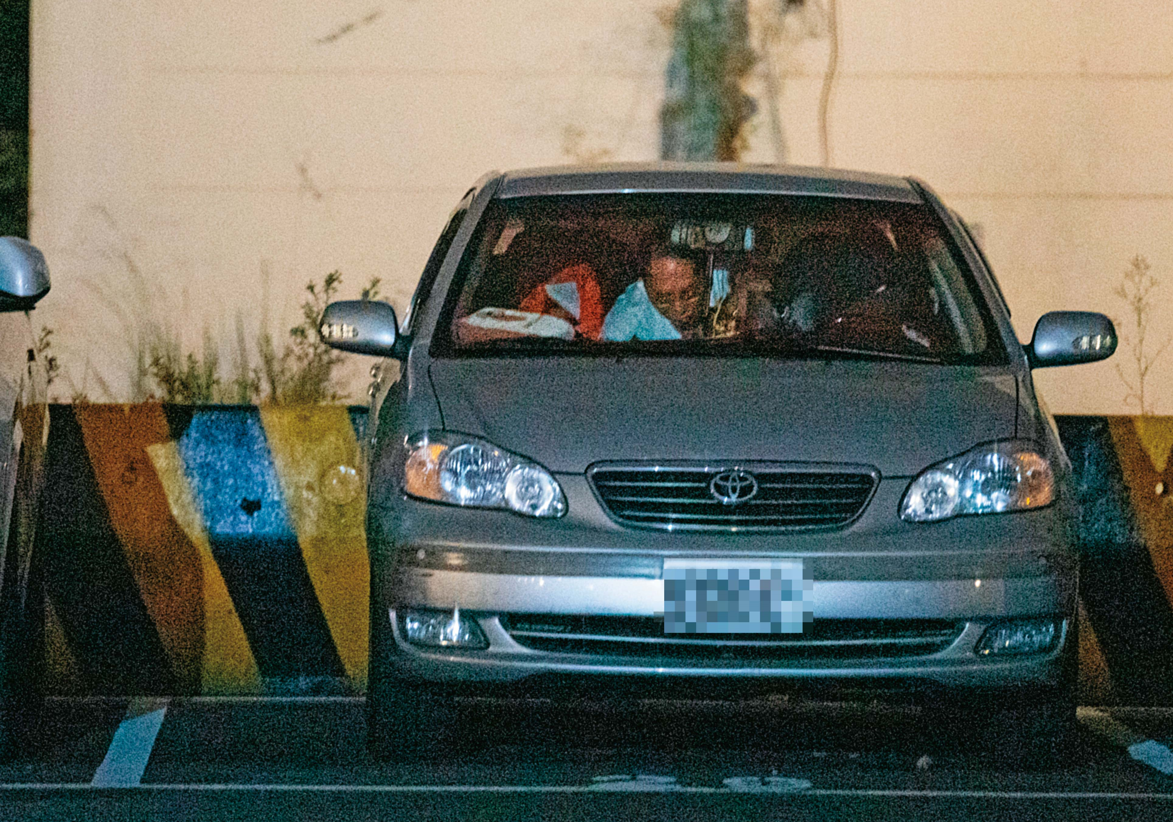 10/30 19:00,陳女上車後不久,許朝程從後座爬到前座翻找東西。(圖/鏡週刊)