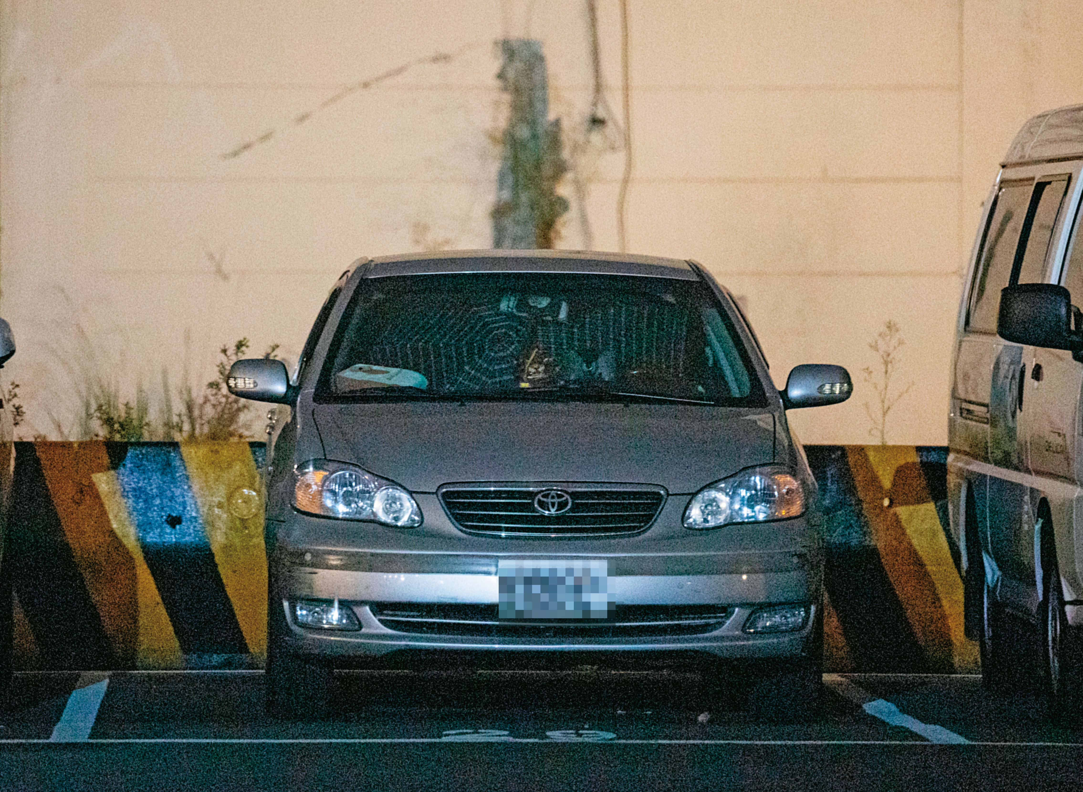 10/30 19:01,幽會過程中,許朝程在車內撐開大傘,遮住擋風玻璃,掩人耳目。(圖/鏡週刊)
