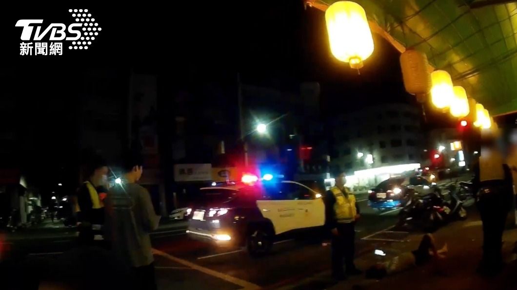 警方獲報後出動快打部隊並以優勢警力壓制。(圖/TVBS)
