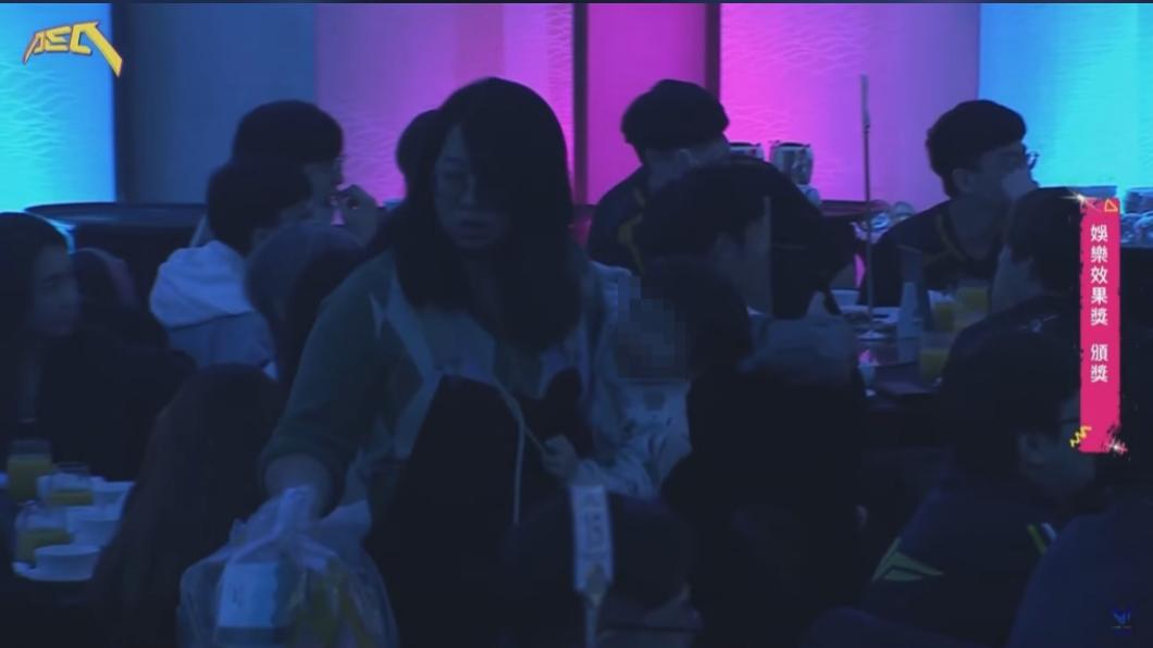 003一手抱著兒子,一手拎著麥當勞氣憤離場。(圖/翻攝自PTT)