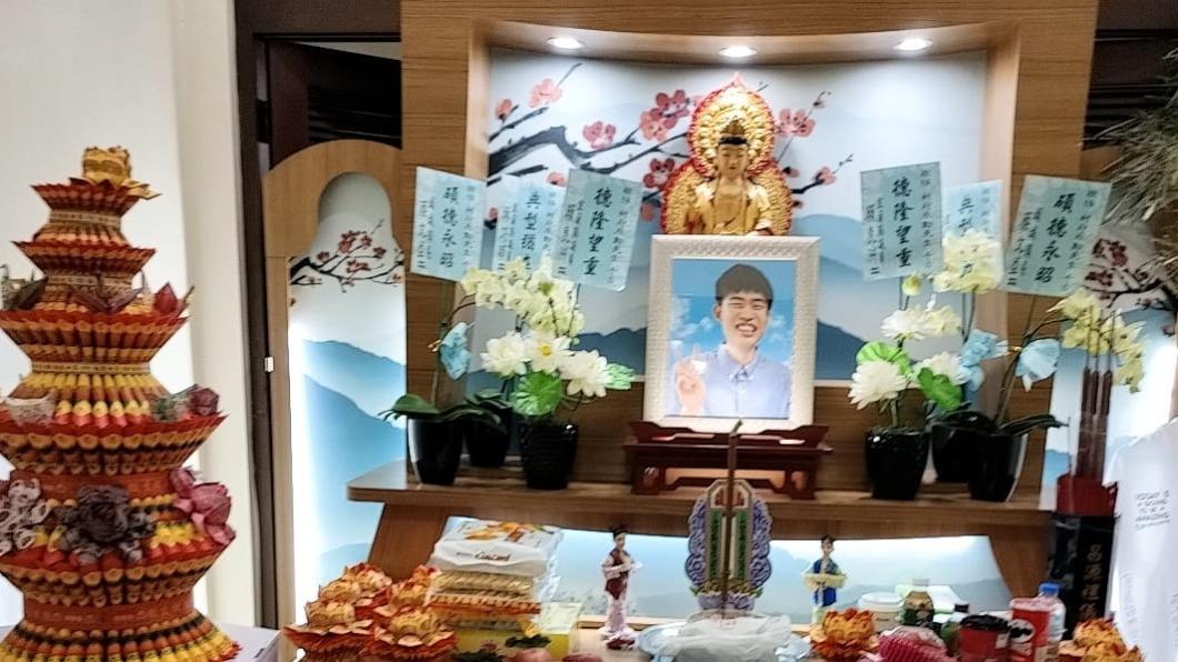 20歲男星廁所猝逝!「告別式時間」曝 母慟別:會堅強活下去