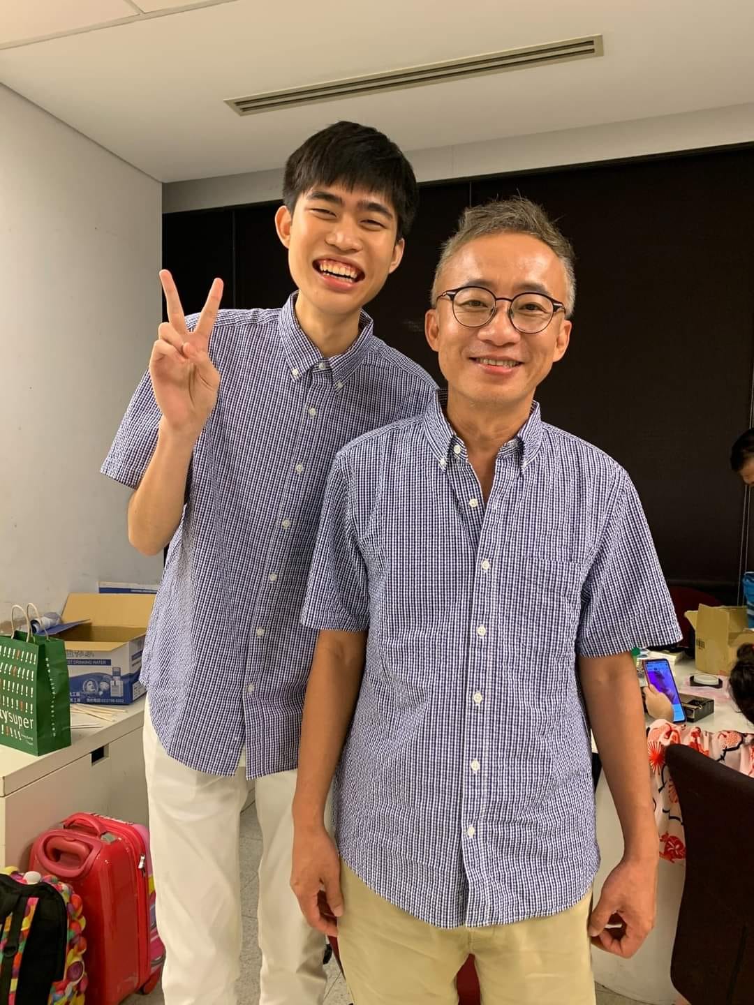 柯辰勳遺照選用與許常德的合照。（圖／翻攝自大家好！我是柯辰勳臉書）