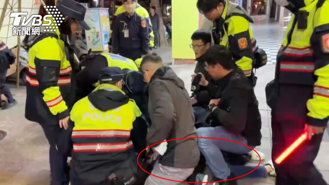 大批員警將他壓制在地。（圖／TVBS）