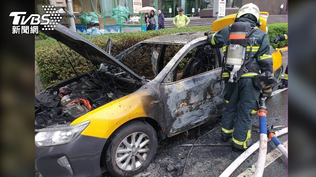 北市計程車行經敦化北路突起火　駕駛乘客急下車逃命
