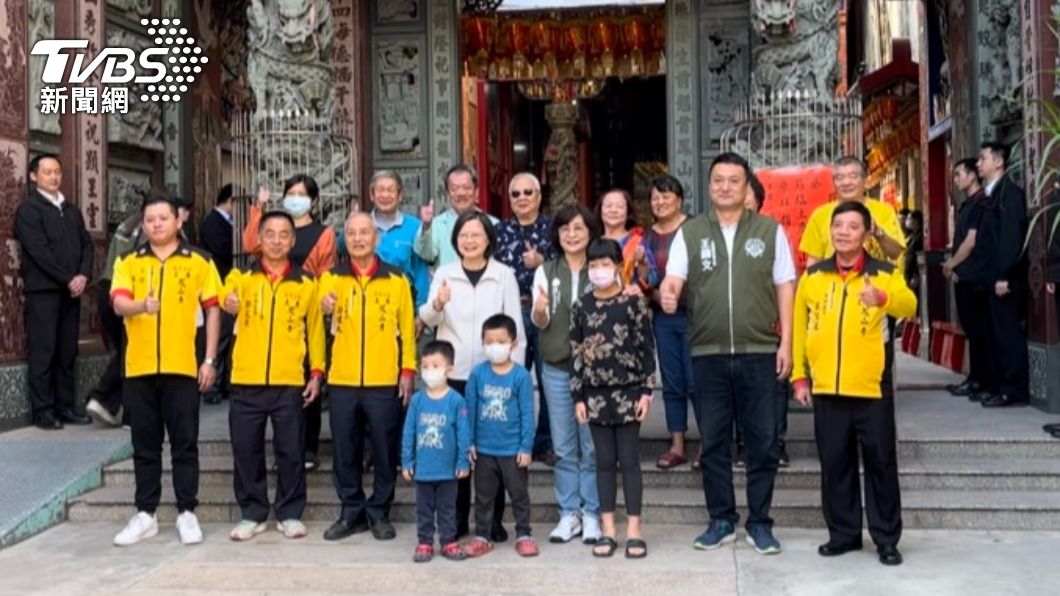 總統蔡英文到雲林土庫鳳山寺參香祈福。(圖/TVBS)
