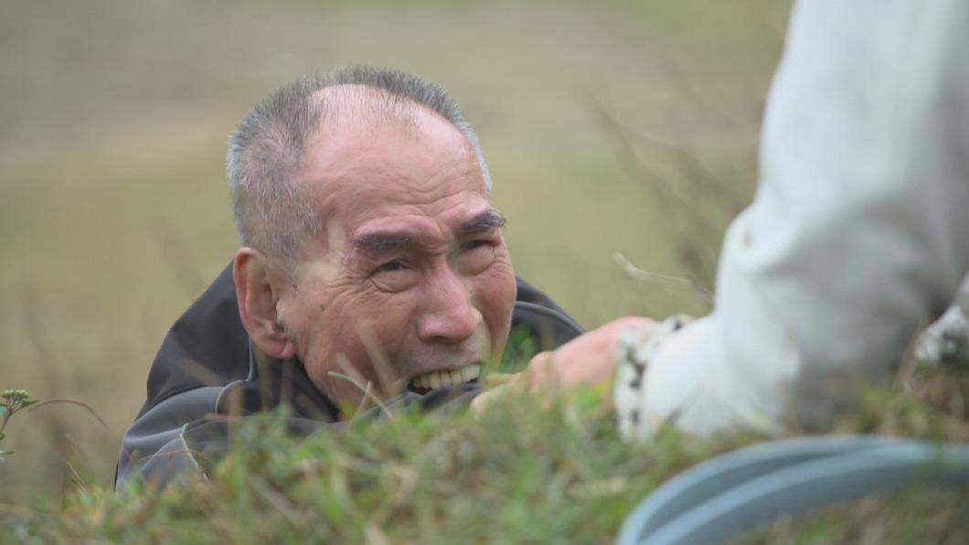 張柏舟親自上陣,演出摔下山坡的重頭戲。(圖/民視提供)
