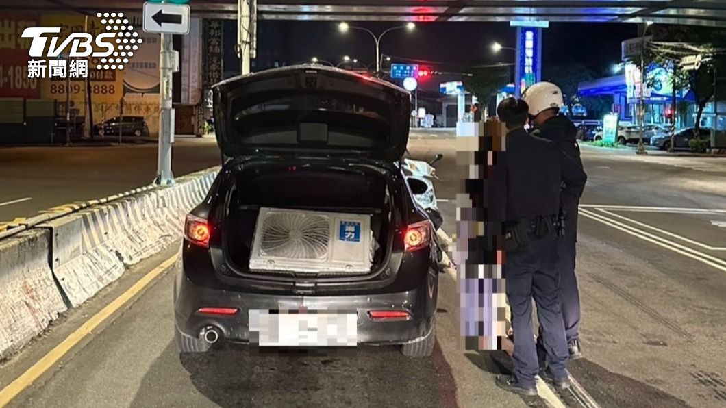 警方於三人車內起獲遭竊的冷氣機。(圖/TVBS)