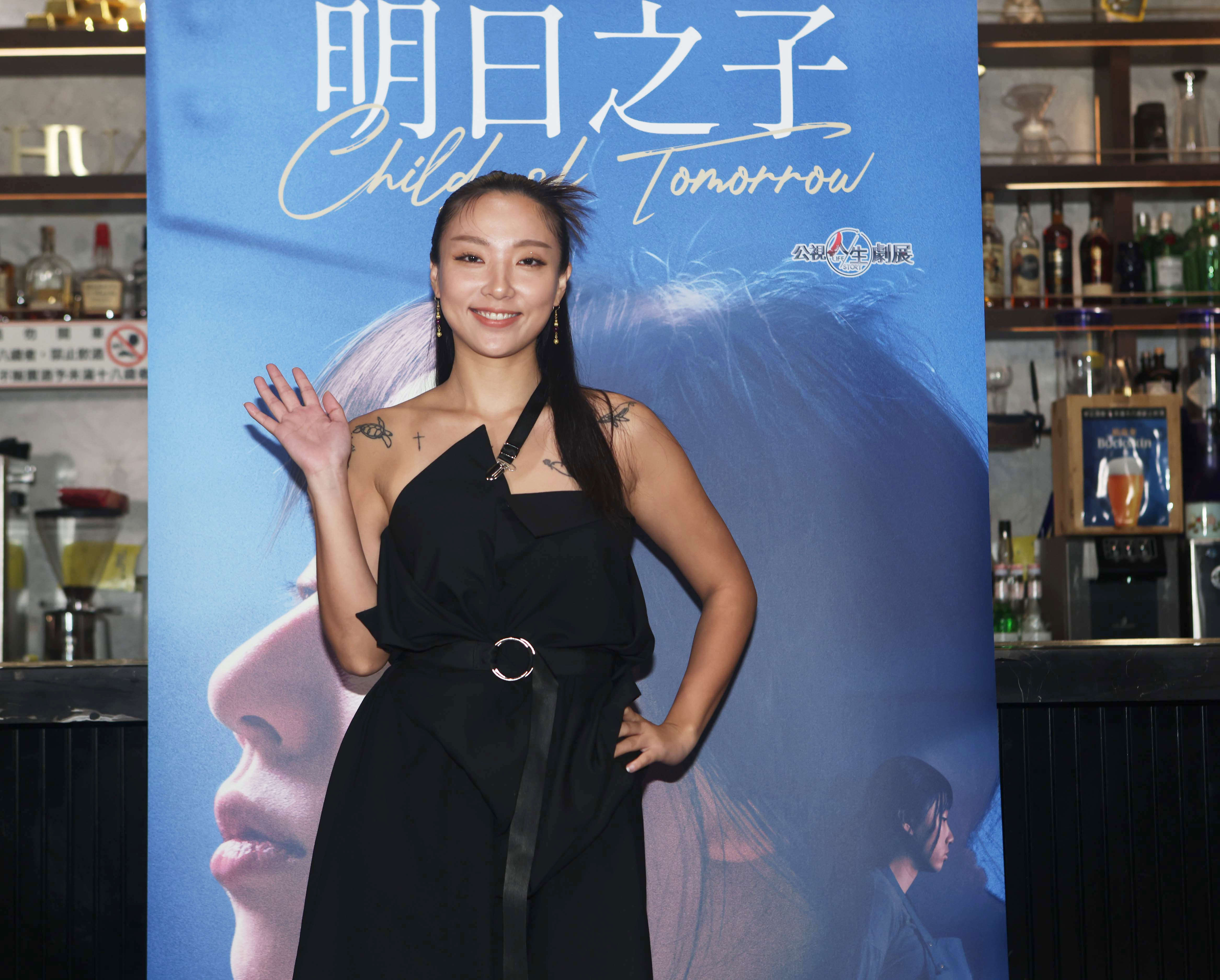 李雪詮飾孕婦角色,挺著7公斤的孕肚道具長達兩個月。(圖/公視提供)