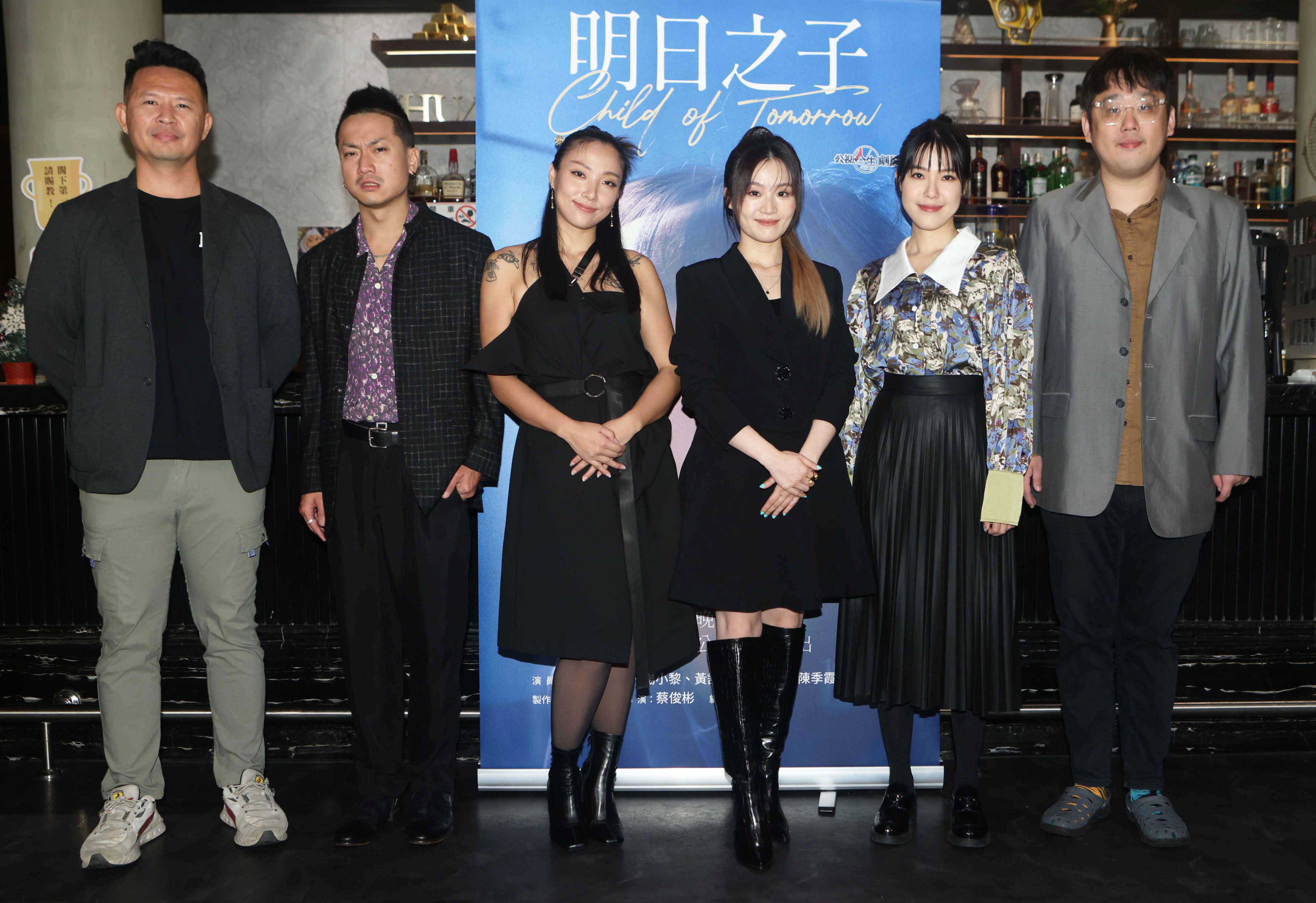 《明日之子》媒體茶敘活動，左起：導演蔡俊彬、演員五木、李雪、楊小黎、王允之、製作人樊牧杰。（圖／公視提供）
