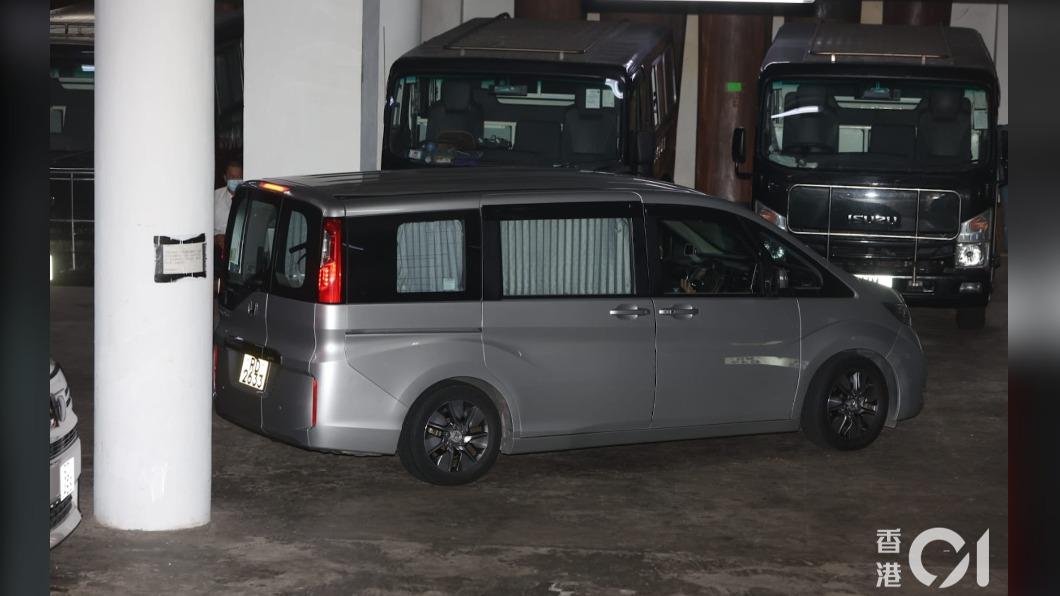 劉德華媽媽乘坐銀色保姆車直駛停車場後門入口。(圖/香港01提供)