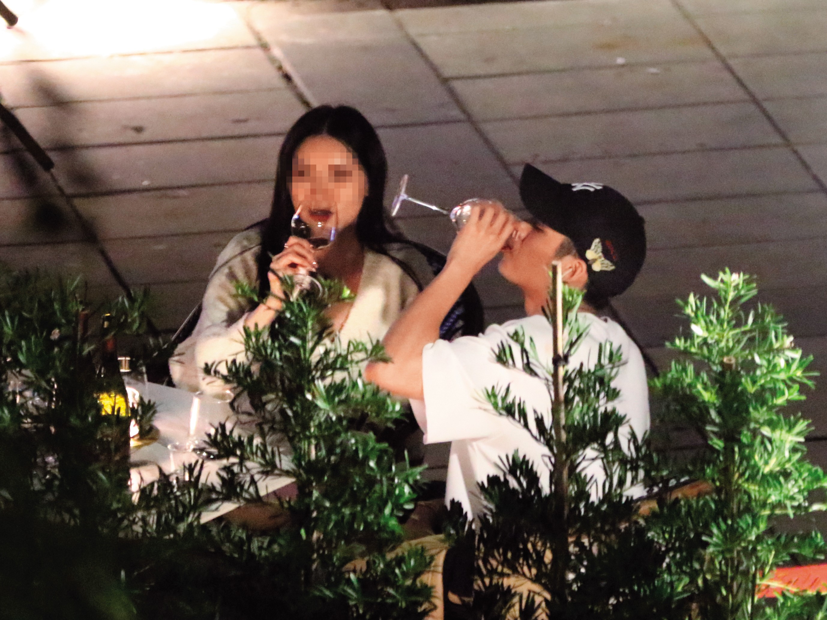 11/29 00:15 陳奕和長髮女在路邊餐酒館的戶外座位區喝酒聊天。(圖/鏡週刊)