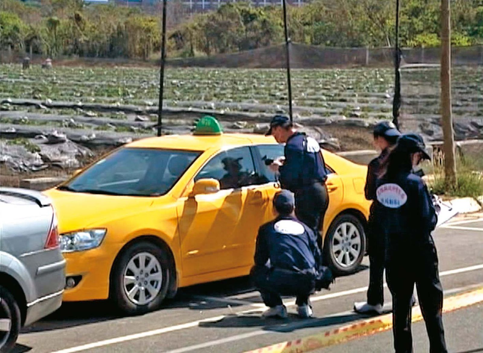 李姓運匠慘死計程車上,警方獲報後到場採證。(圖/東森新聞提供)