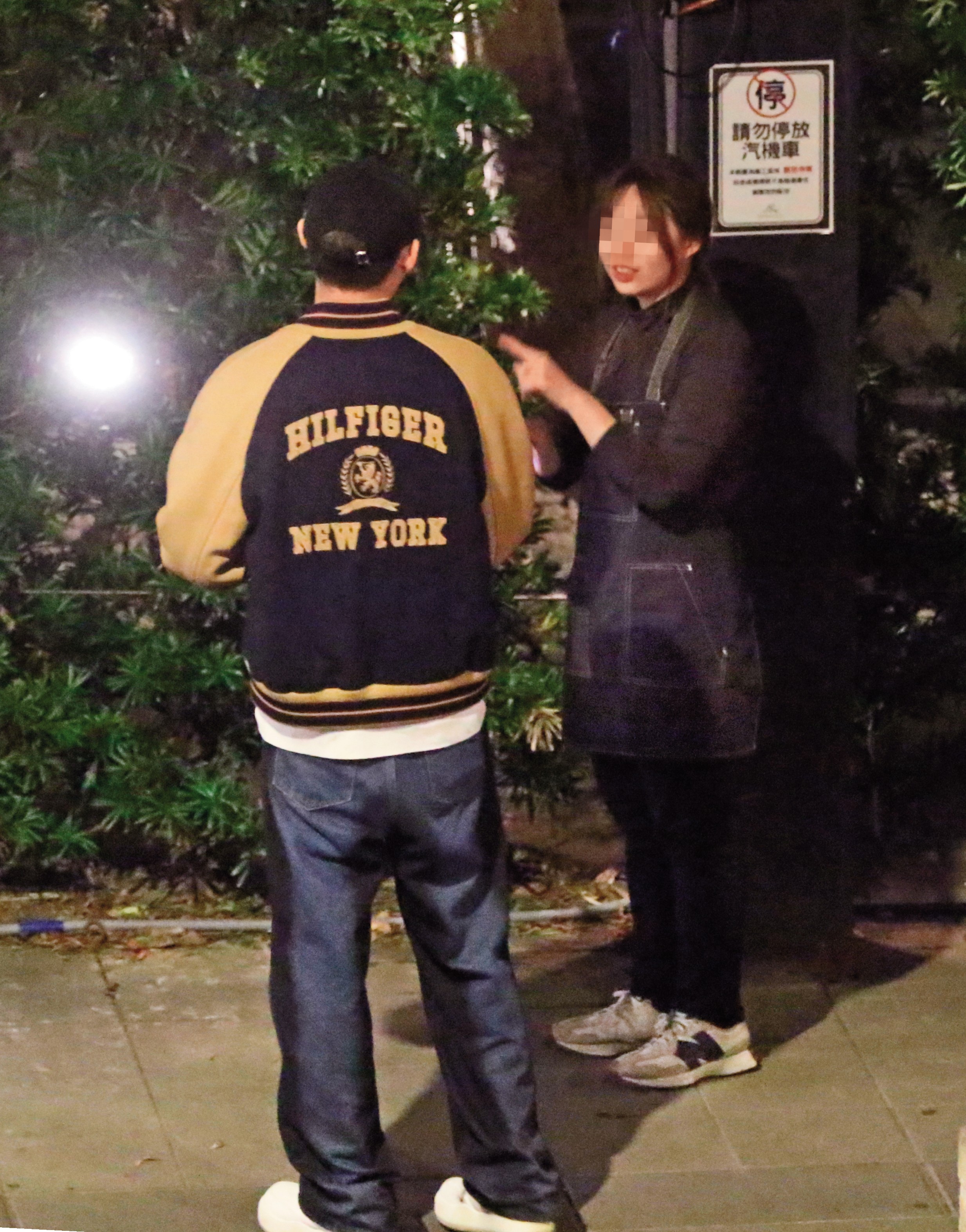 11/29 00:53 因為女生發現東西不見,陳奕跑回餐酒館詢問店員。(圖/鏡週刊)
