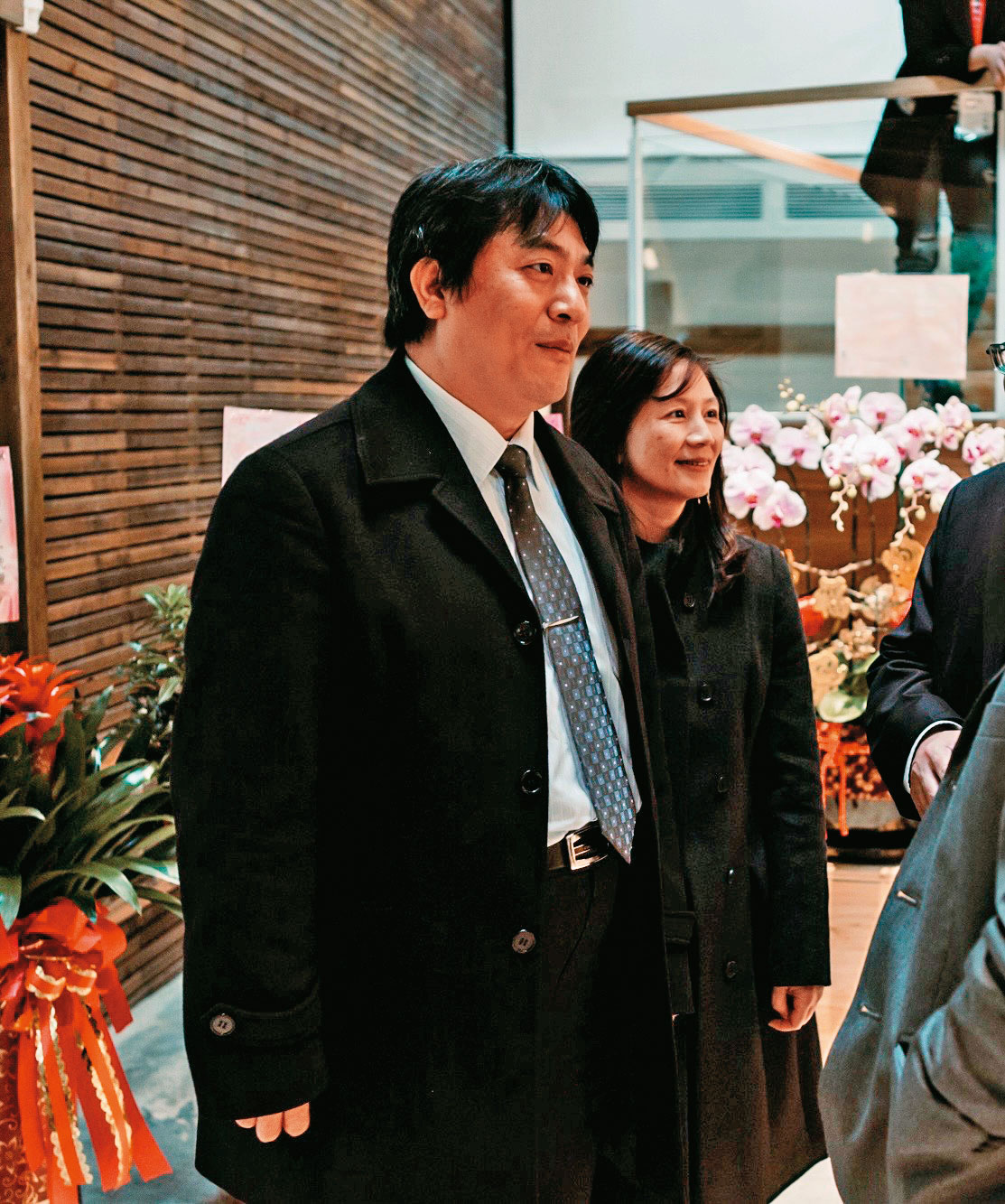 周炫君(左)指控遭昇陽設局坑殺,昇陽代表還在仲裁庭上出言侮辱亡夫張蘶懷(右)。(圖/讀者提供)