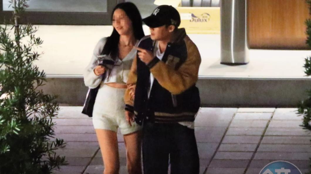 慾火難耐!男星「暗處磨蹭愛撫」 妹子趴腿頭埋胯下當街偷歡