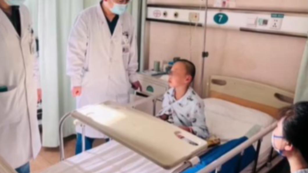 摔倒遭鑰匙刺穿!小五童慘爆頭 「插進眼眶5cm」噴血送醫