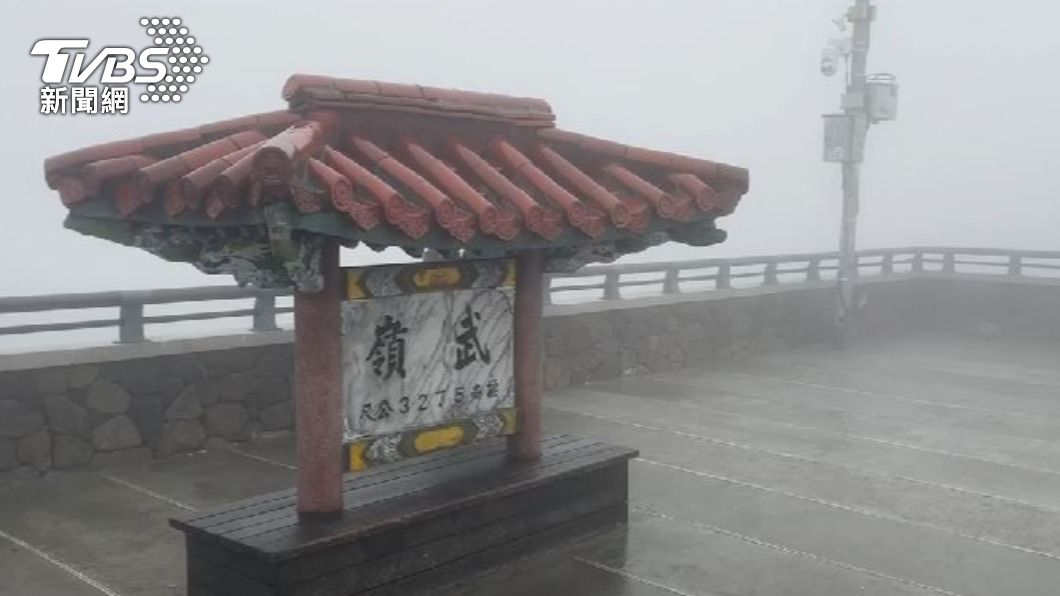 武嶺降下冰霰。(圖/TVBS)