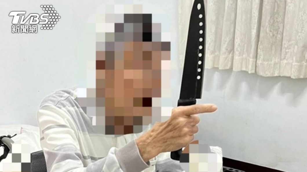 台東翁情緒失控「揮舞3刀」自鎖廚房 警民合作奮力奪刀