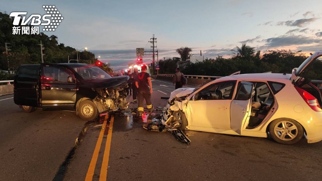 台東南迴公路2車莫名失控暴衝對撞 車頭全毀6人送醫