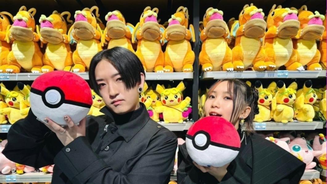 YOASOBI來台搶先開箱台北寶可夢中心。(圖/IG「pokemon_taiwan」)