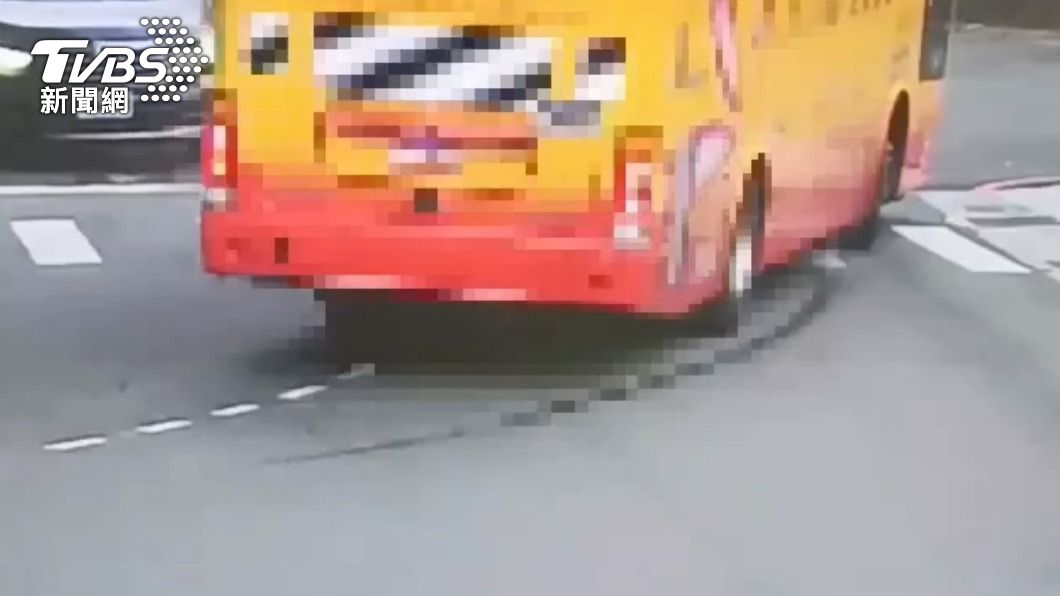 有片／油箱蓋未關妥！遊覽車邊開邊漏　害2機車騎士慘摔