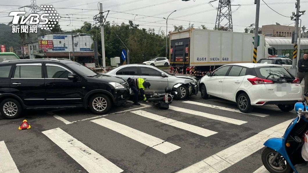 新店輕軌旁休旅車闖紅燈連撞3車 待轉騎士也遭殃